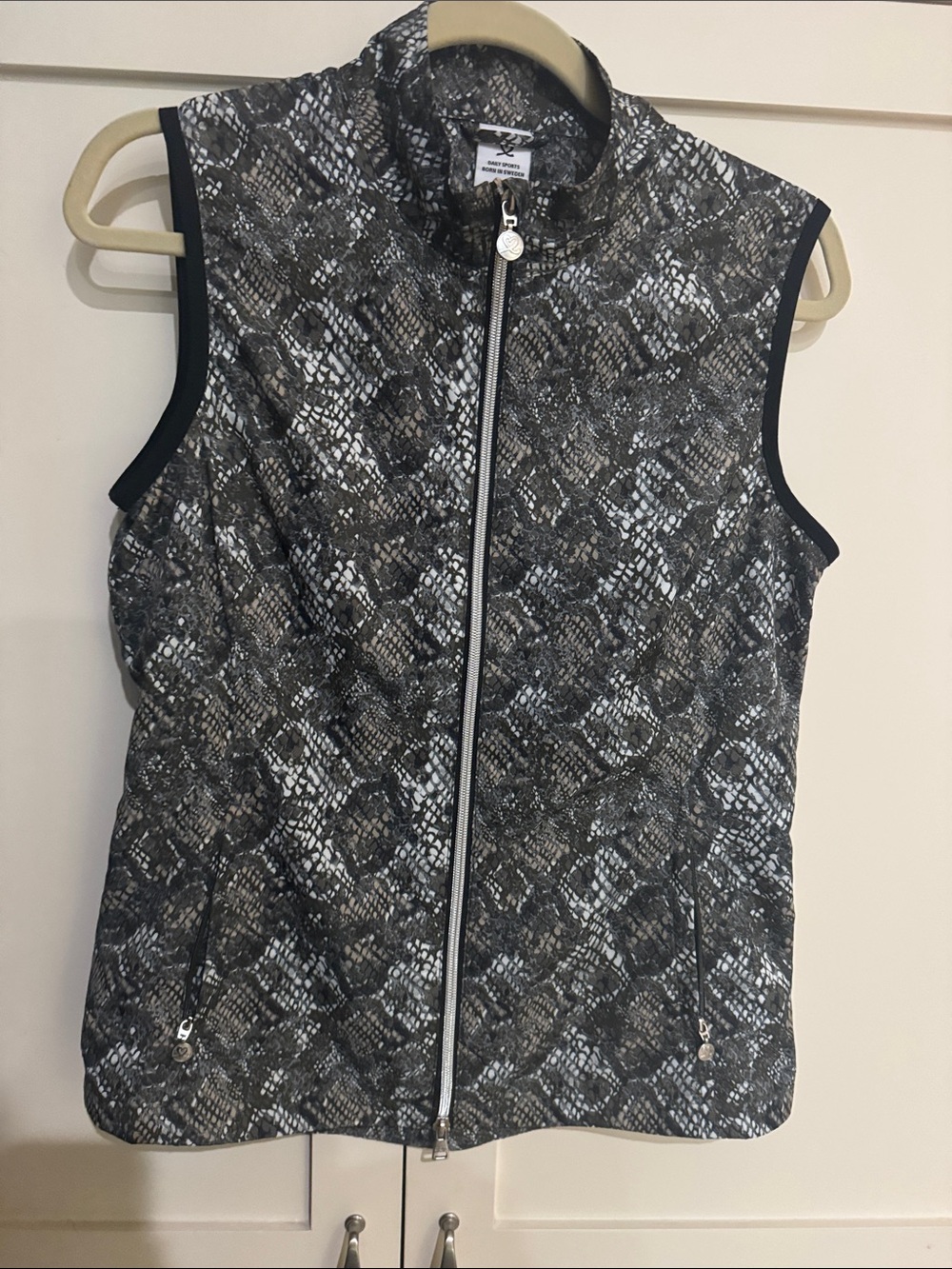 Sleeveless Snake-Print Zip Front Vest - Black/Gray/Green